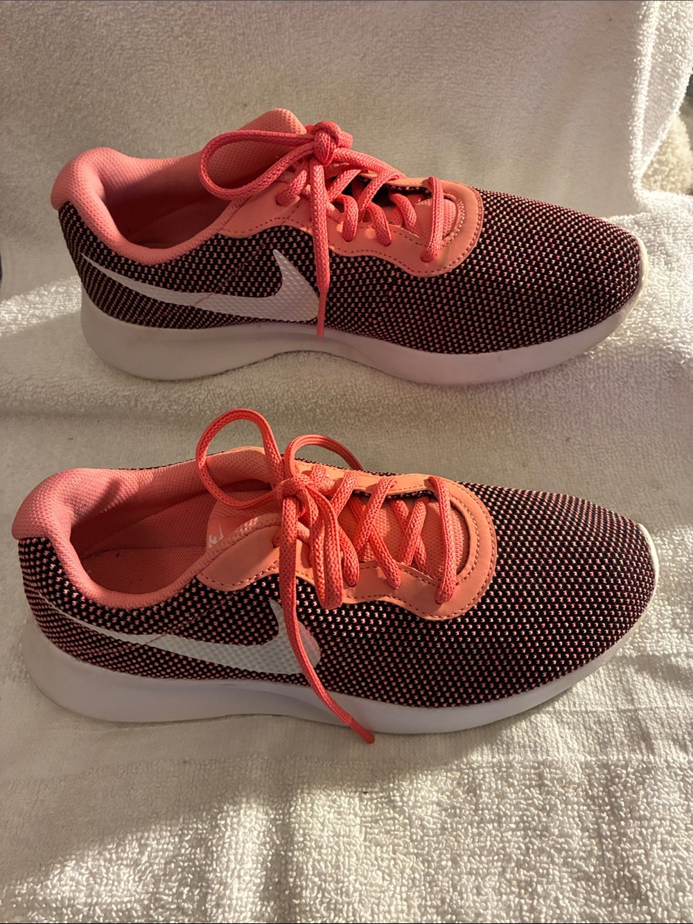 Nike Tanjun Women's Coral and Black Athletic Running Shoes glaze colorway